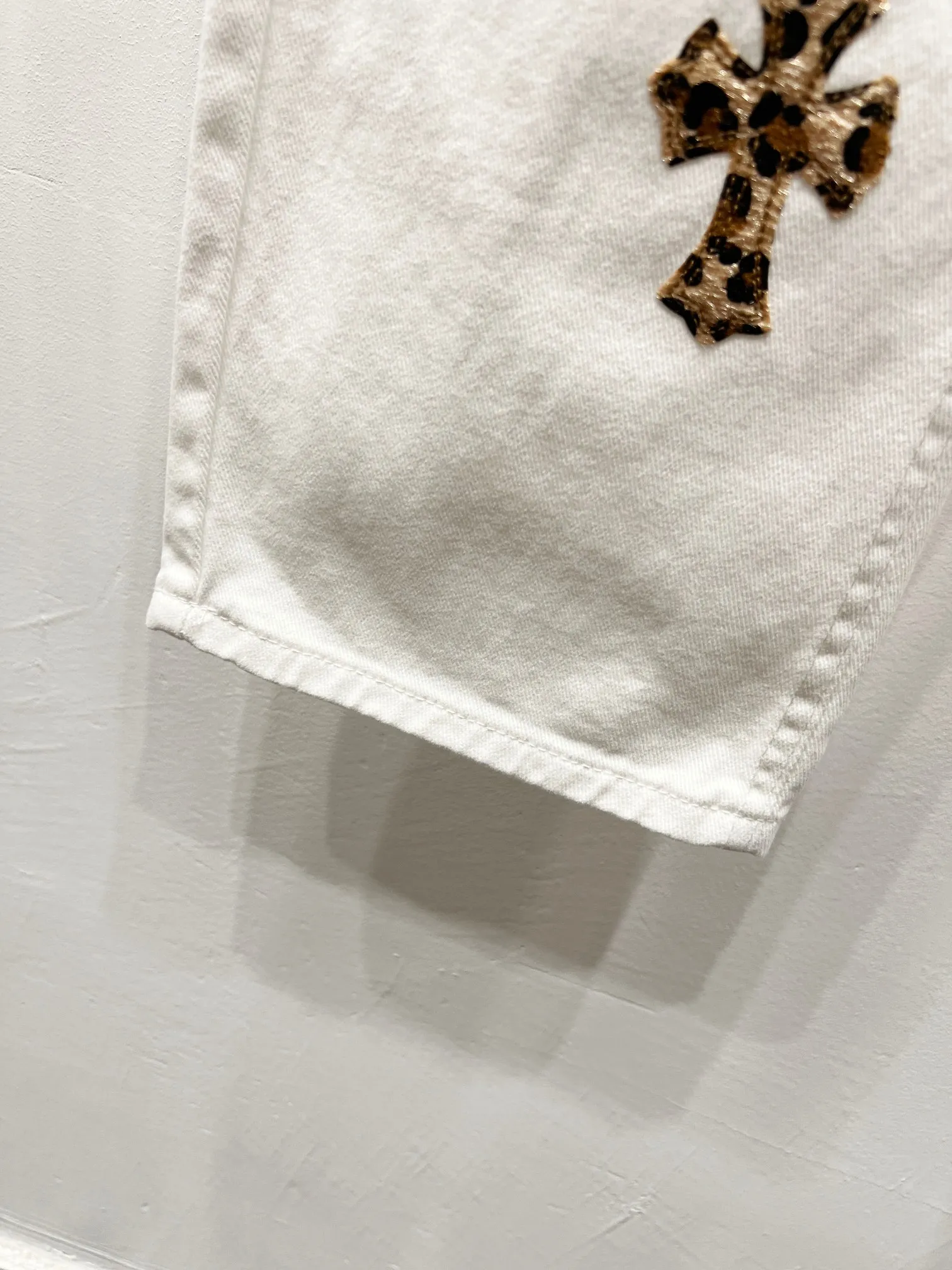 P240 Style Number: (c017) Chrome Hearts CH Chrome Hearts white leopard print leather jeans! The counter price is 4W level, the patchwork is embellished with cross patterns, and the jeans are washed! ! An absolutely high-end luxury product, a 1.9W-level god-level single product, a super popular product, made by top heavy industry, a magic weapon that cannot be missed! [About Zangyin] This is an extremely luxurious fashion brand that can also be called the aristocracy of the high street. It has always been an exclusive brand for some hipsters or rich second generations. Compared with ordinary high streets, it is more luxurious and noble. Compared with luxury brands, it has a more fashionable personality and has always been a brand that I have a special liking for. -Color: White -Size: 28-30-32-34 (S-XL)
